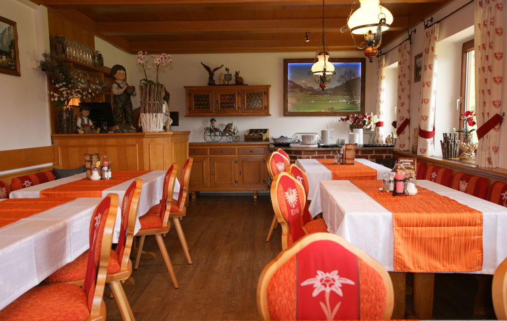 Pension Sonnleitn Gaststube und Fruehszimmer , Haberberg 18, A-6382 Kirchdorf in Tirol